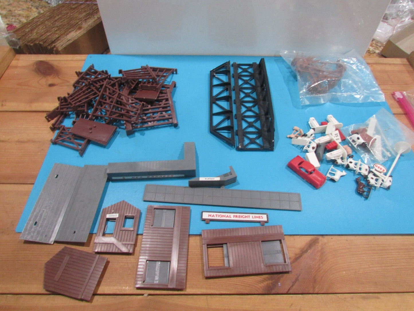 HO Scale assorted of building,bridge,pole,ect,please see pictures Lot#1970
