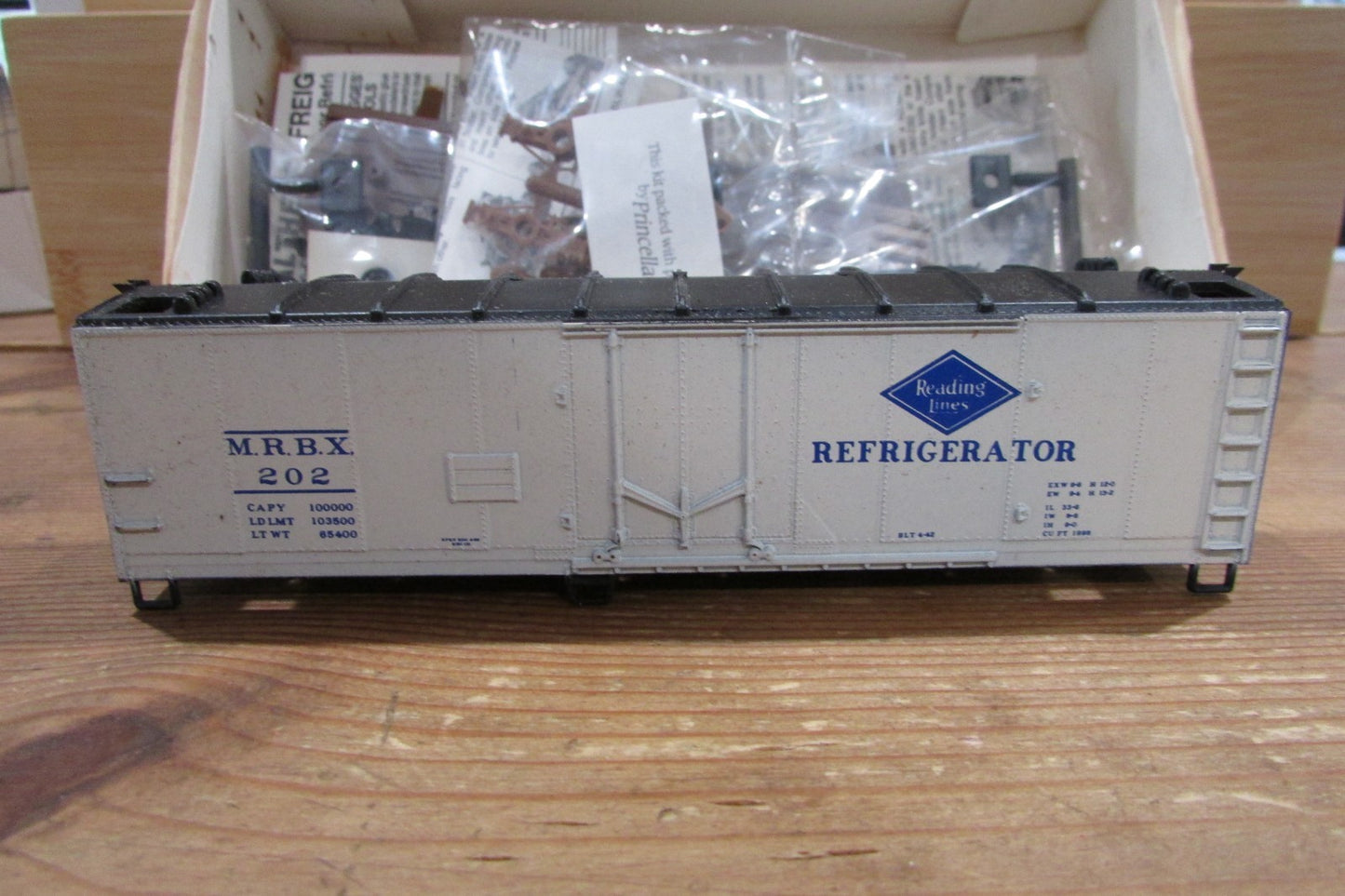 HO Scale Walthers 932-3308 40' Plug Door Reefer Kit READING #202 WAL5033