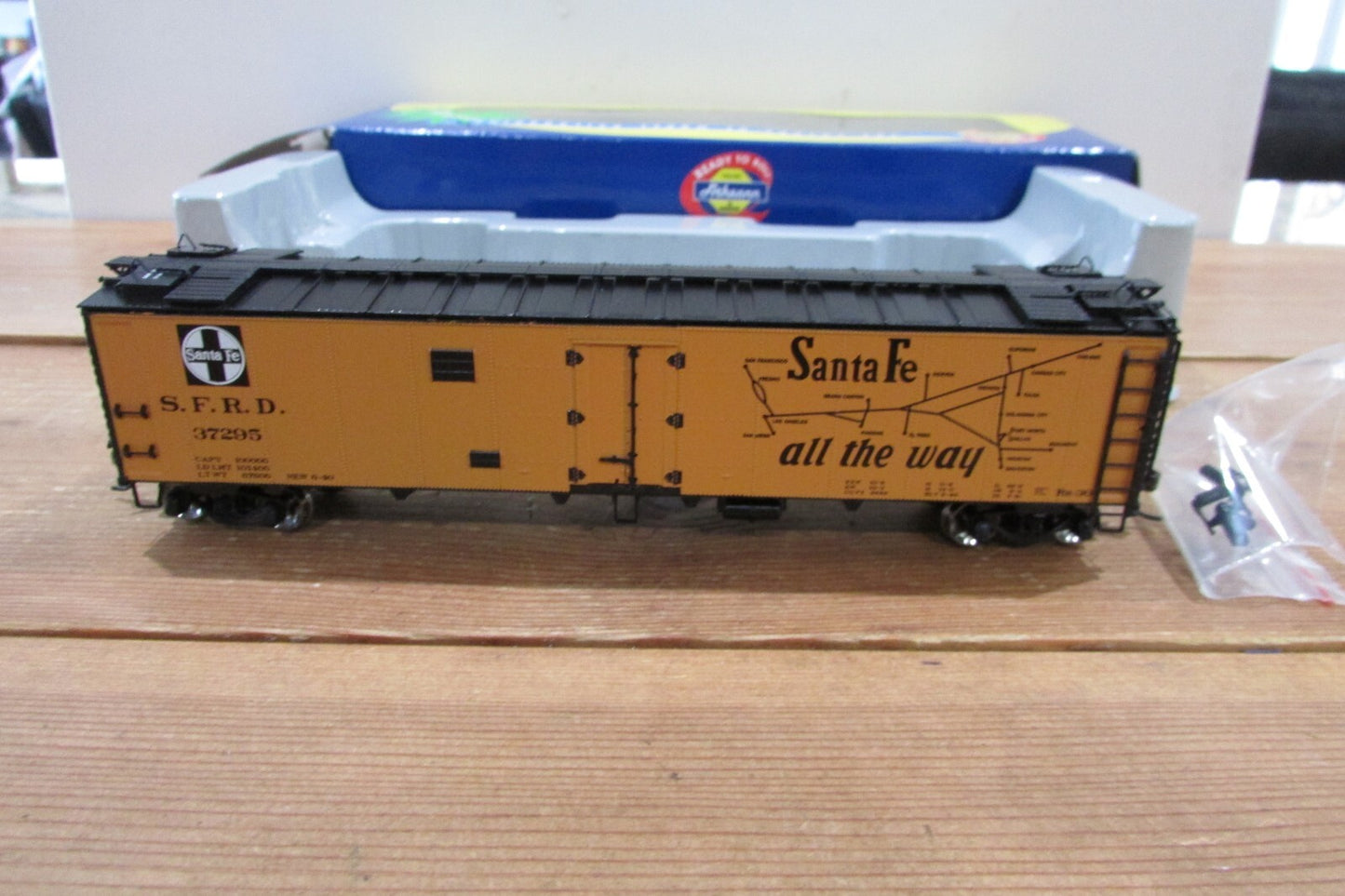 HO Scale Athearn 94502 A.T.S.F. Scout 50' Ice Bunker Reefer(Early Map) ATH4625