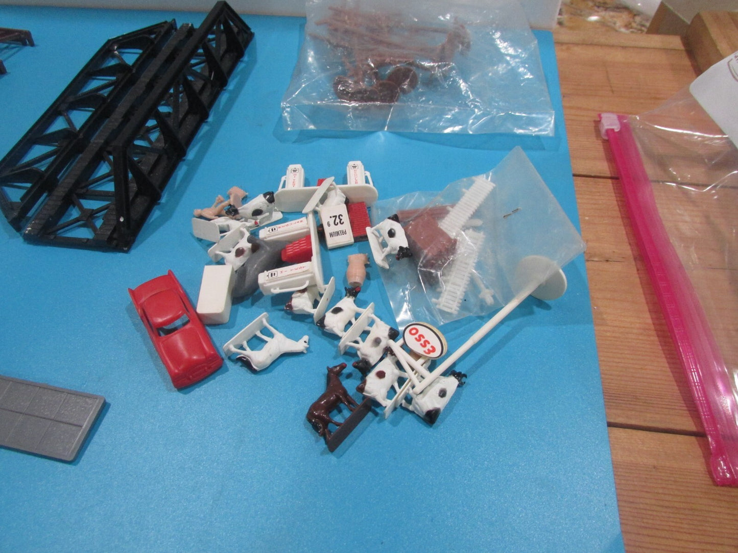 HO Scale assorted of building,bridge,pole,ect,please see pictures Lot#1970