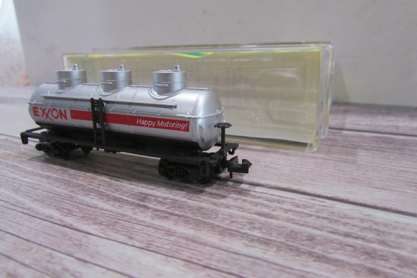 N Scale Model Power 3411 Tank Cars (3) EXXON Lot#3038
