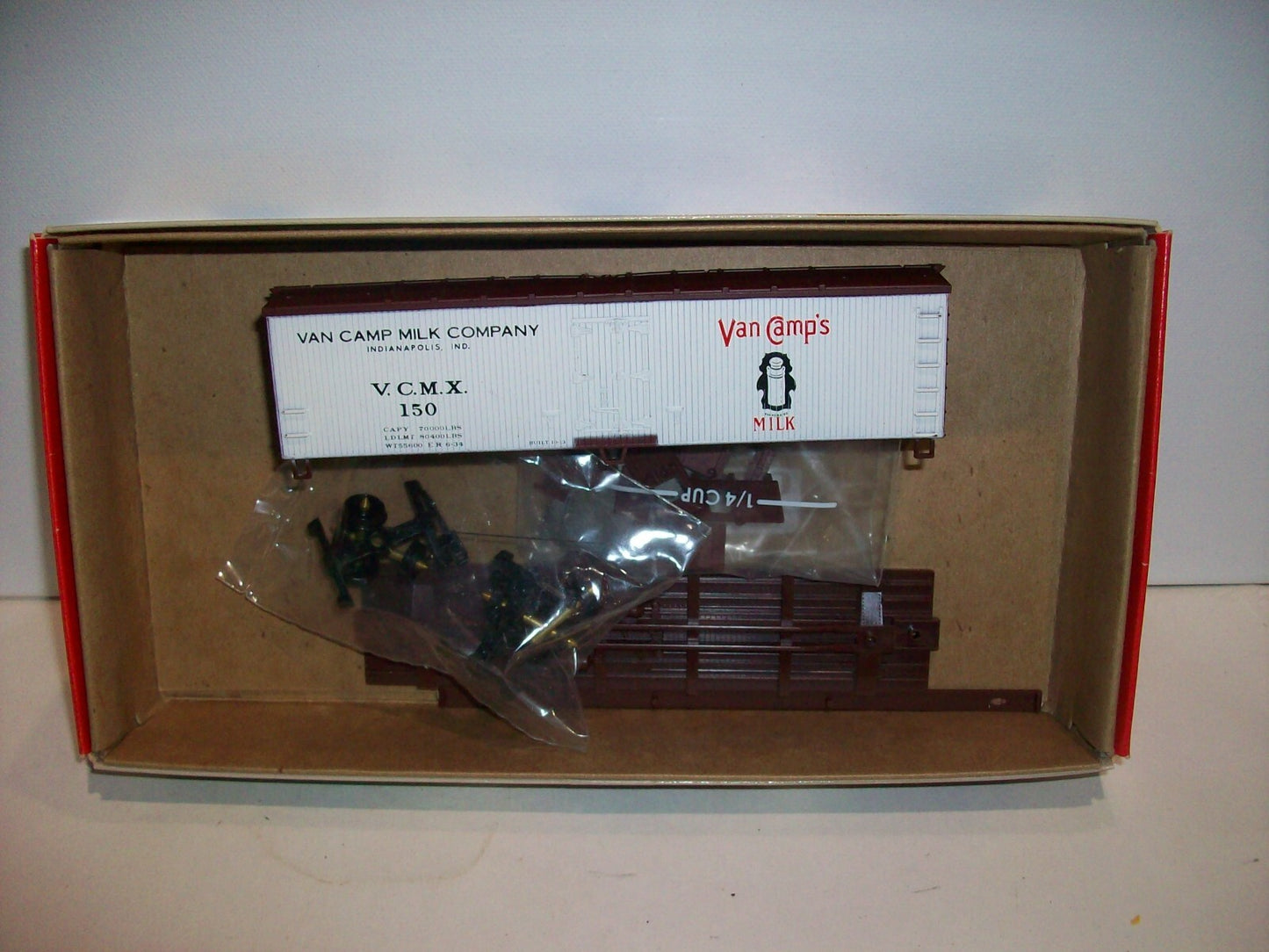 HO Scale 932-2480 Walthers 40' Reefer Wood End "Van Cam Milk Company"