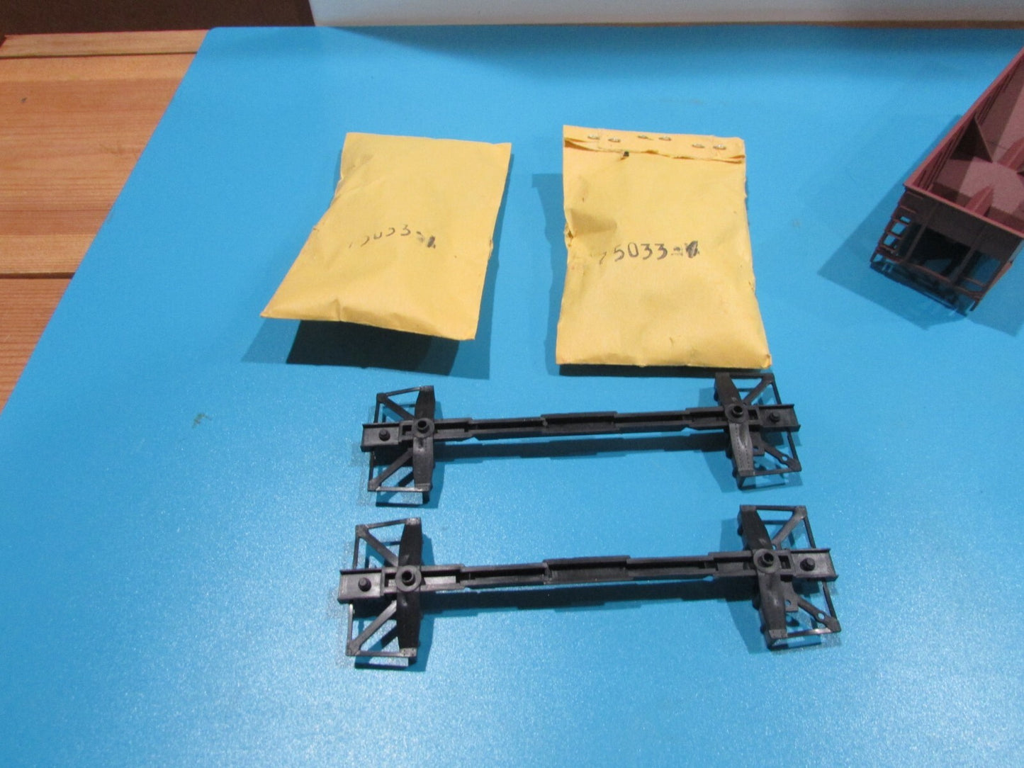 HO Scale Athearn(2) 34ft O/S Hopper Cars Kits HERN Lot#0962