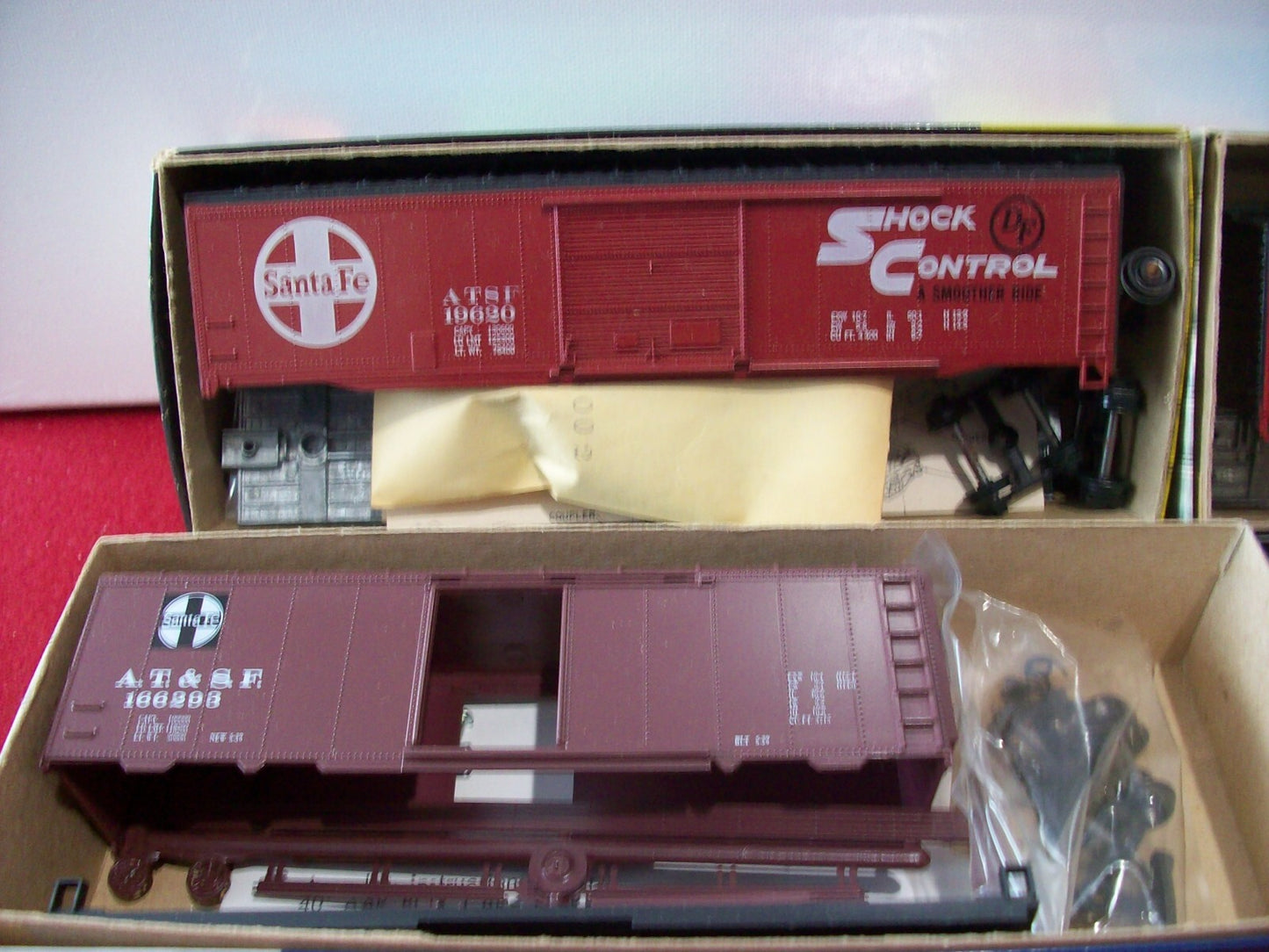 HO Scale (4)Roundhouse Assorted Freights Cars " Santa Fe" Kits Cars Lot#0540