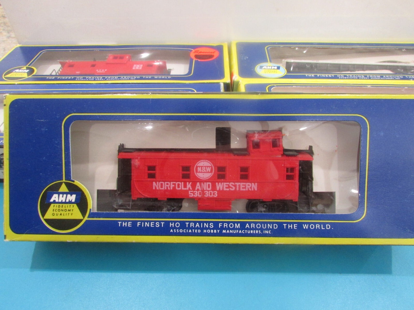 HO Scale (5) AHM Assorted Cabooses & Freight Cars Lot#2016