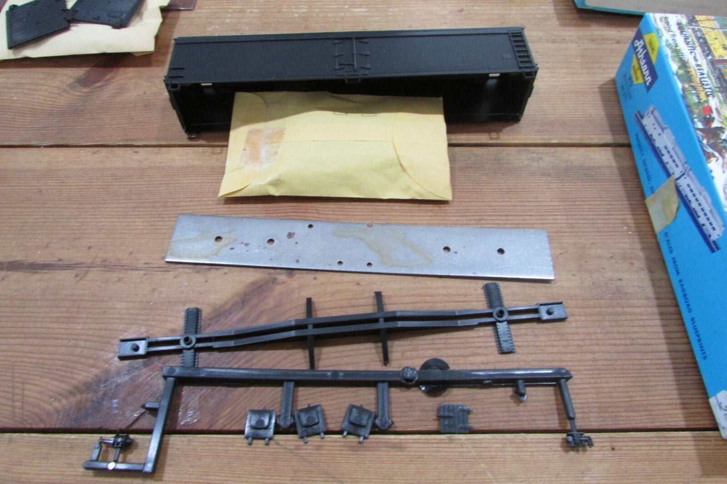 HO Scale Athearn/Roundhouse (5) Assorted Freight Cars "Undecorated" Lot#4232