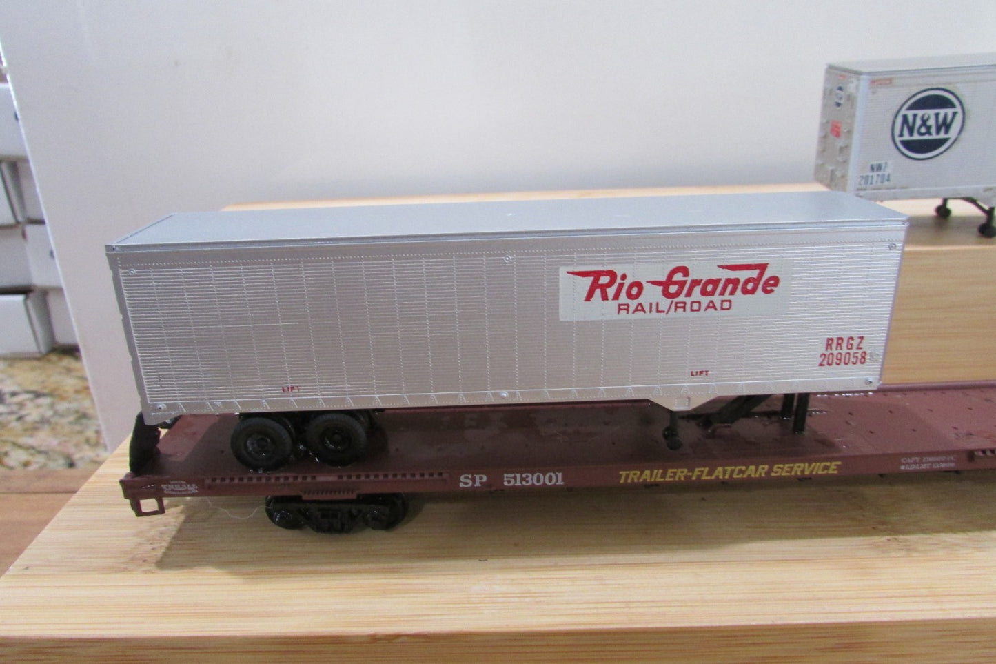 HO Scale Athearn 2006 South Pacific 86ft Flat Car w/ Two Trailers Lot#5234
