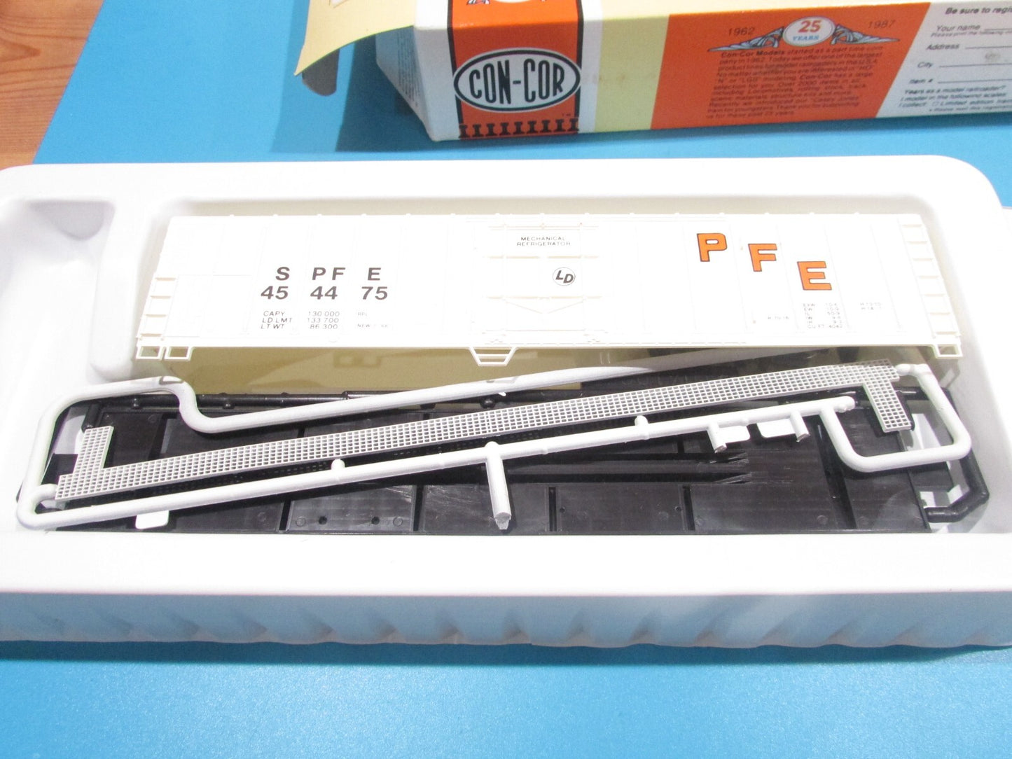 Ho Scale Con-Cor 01-009804-4 57' Mechanical Reefer PFE White Car Lot#1503