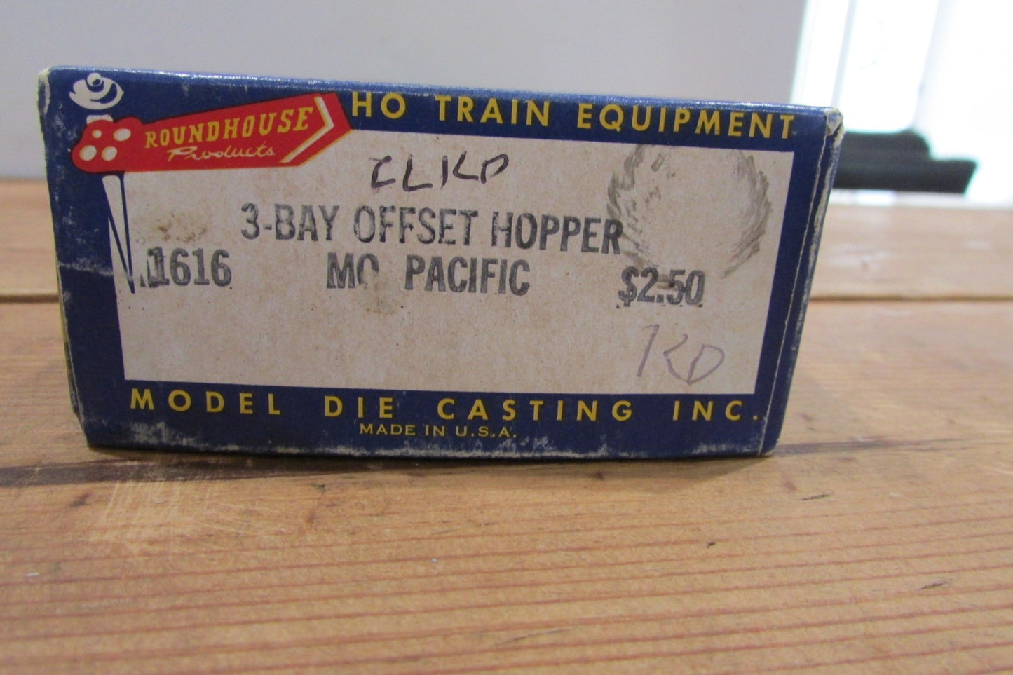 HO Scale Roundhouse 3Bay Offset Hopper w/ Load MO Pacific RH4943