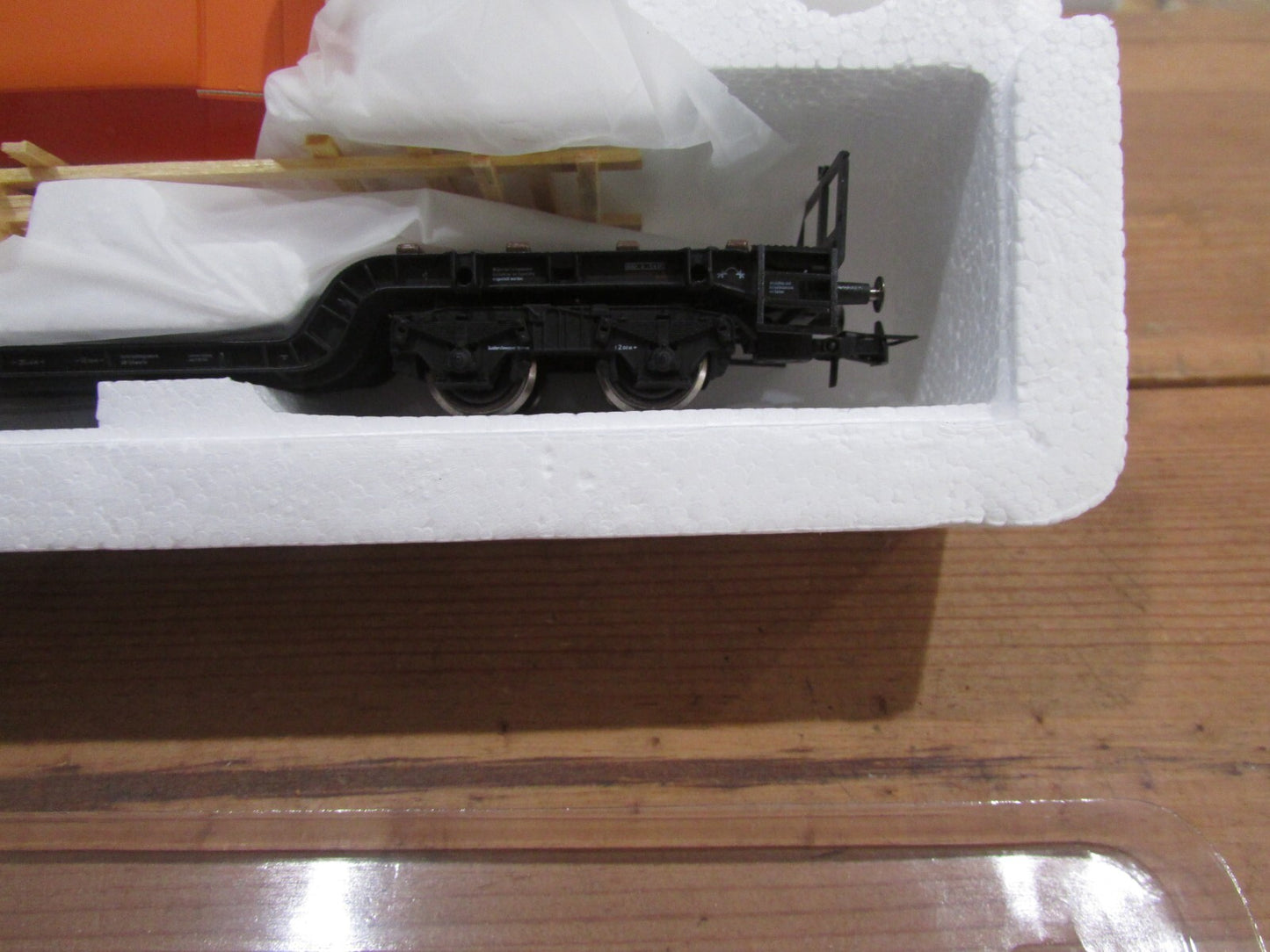 HO Scale Rivarossi HR6042 Heavy Flat Car w/ Coach Load. Lot#3547