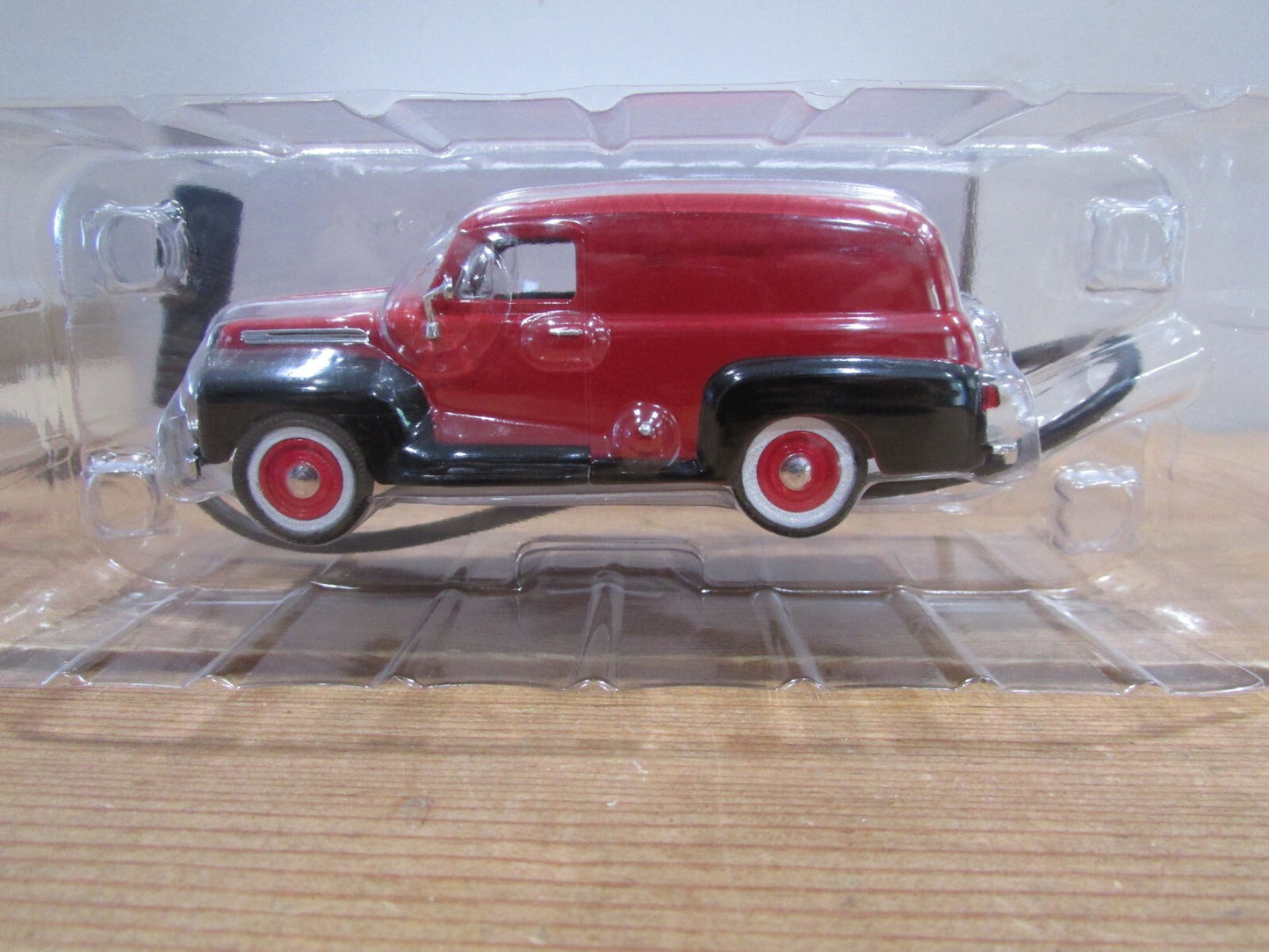 O Gauge Menards Lighted 1:48 Scale 1948 Ford® Red/Black Panel Truck