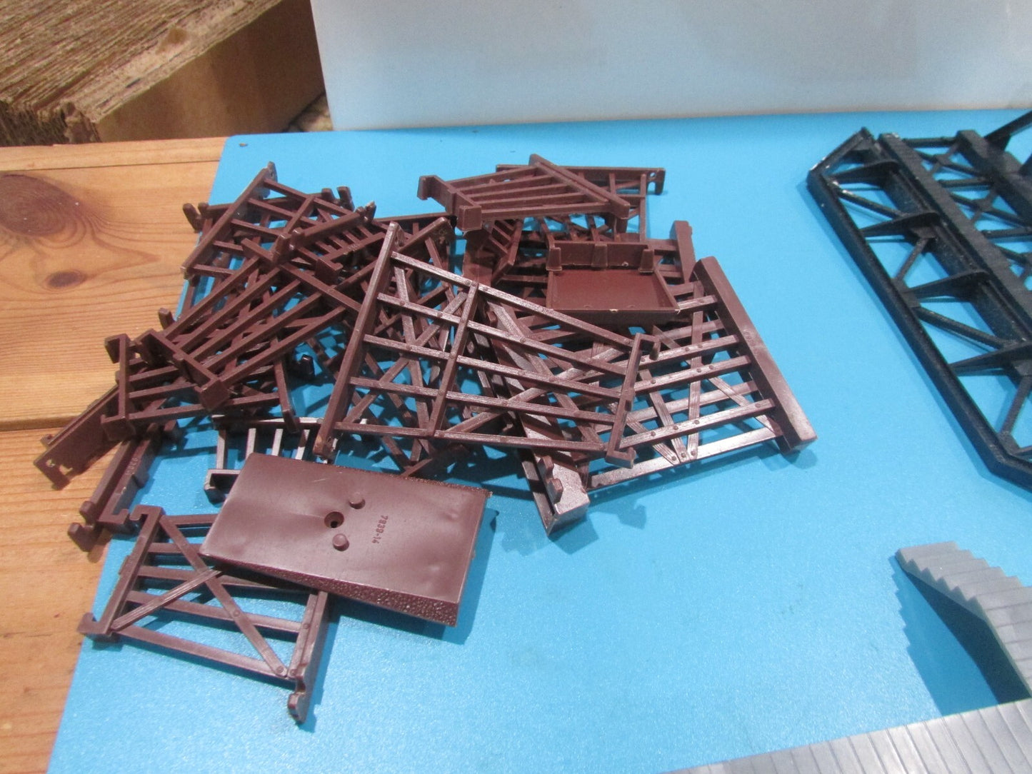 HO Scale assorted of building,bridge,pole,ect,please see pictures Lot#1970