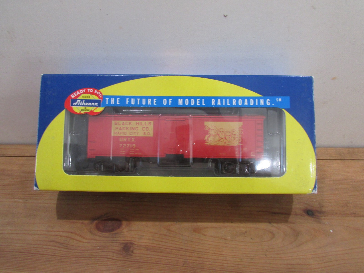 HO Scale Athearn 71325 40' Steel Reefer Black Hills Packing Co. #72719