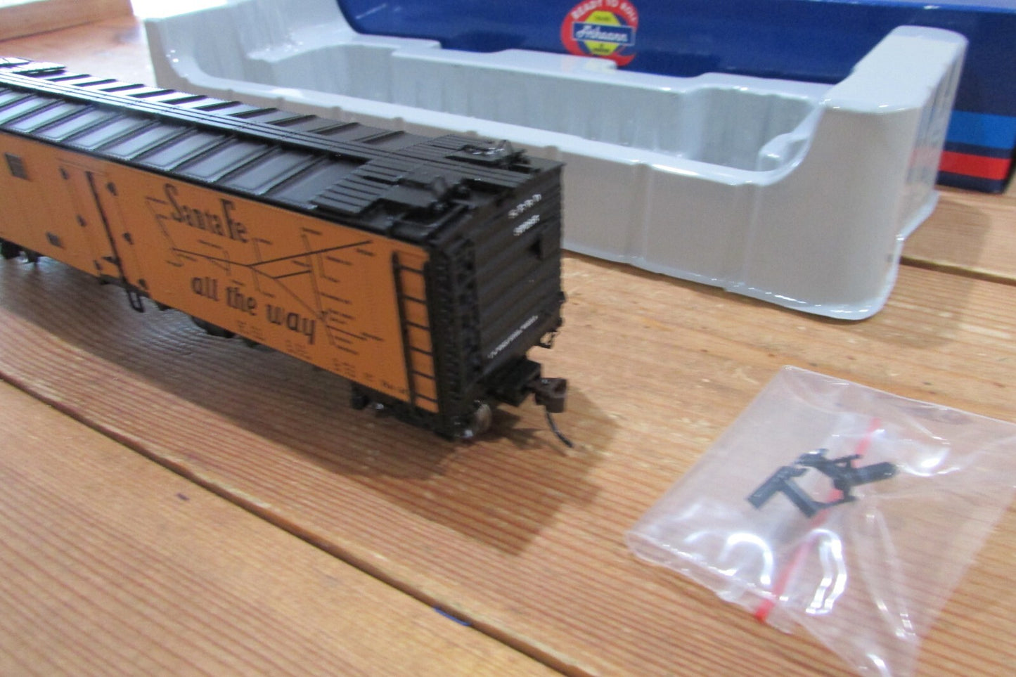 HO Scale Athearn 94502 A.T.S.F. Scout 50' Ice Bunker Reefer(Early Map) ATH4625