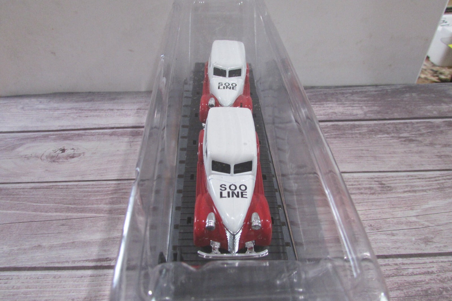 O Gauge Menards 279-3052 Soo Line Flat Car with Two Panel Cars Lot#3011