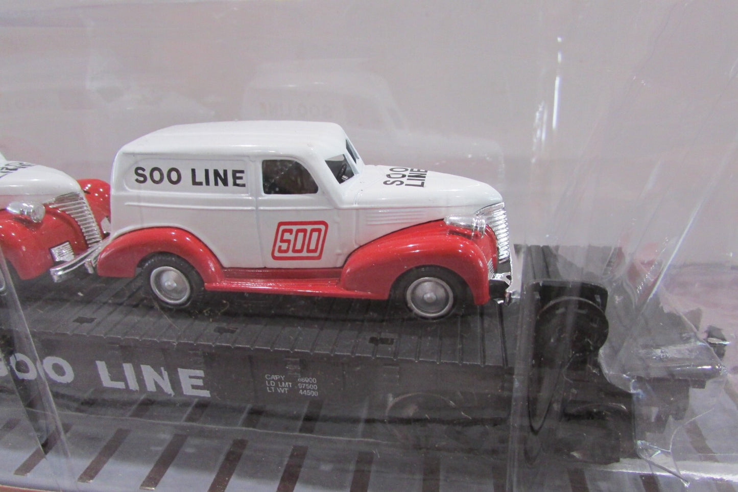 O Gauge Menards 279-3052 Soo Line Flat Car with Two Panel Cars Lot#3011