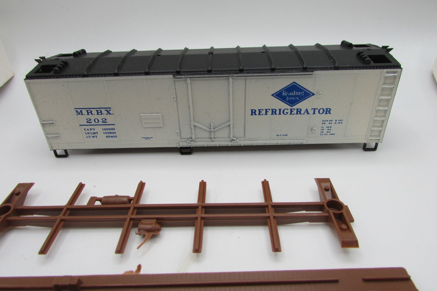 HO Scale Walthers 932-3308 40' Plug Door Reefer Reading #202 WAL4871