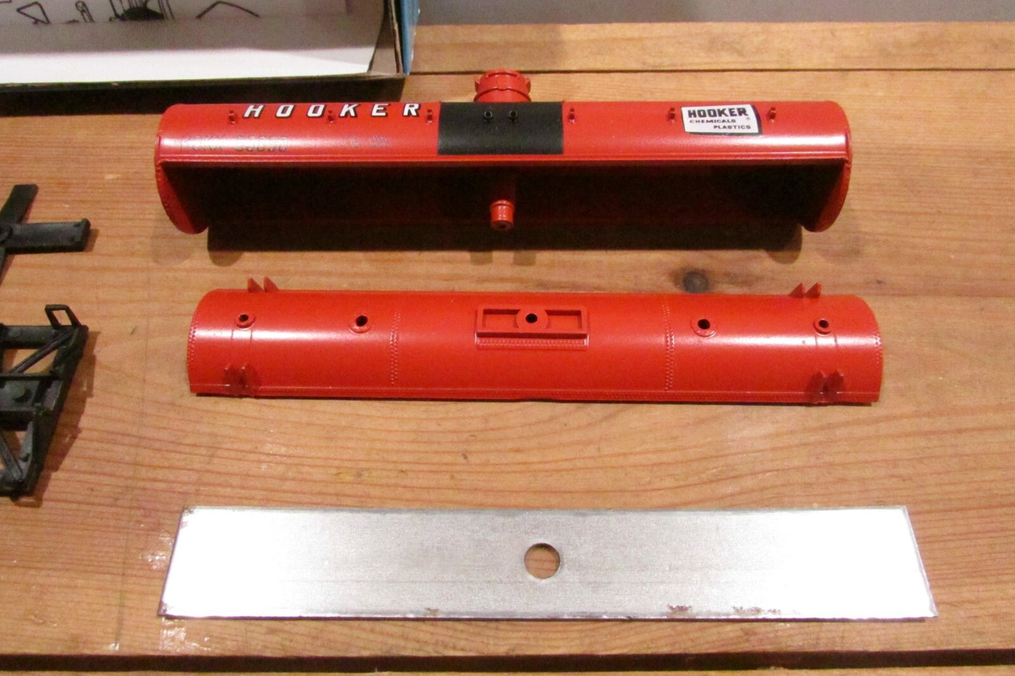 HO Scale Athearn 1557 Chemical Tank Car Kit Hooker #56658