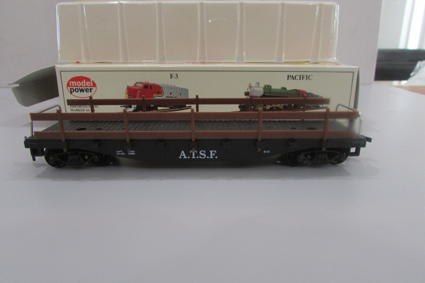 HO Scale Model Power (3) 8230 Santa Fe 40' Flat Cars w/ Guard Rails Lot#2787