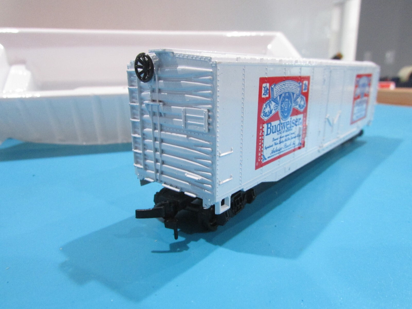 HO Scale 43-1008-J8 Bachmann 51' Custom Car Budwaiser Lot#1423