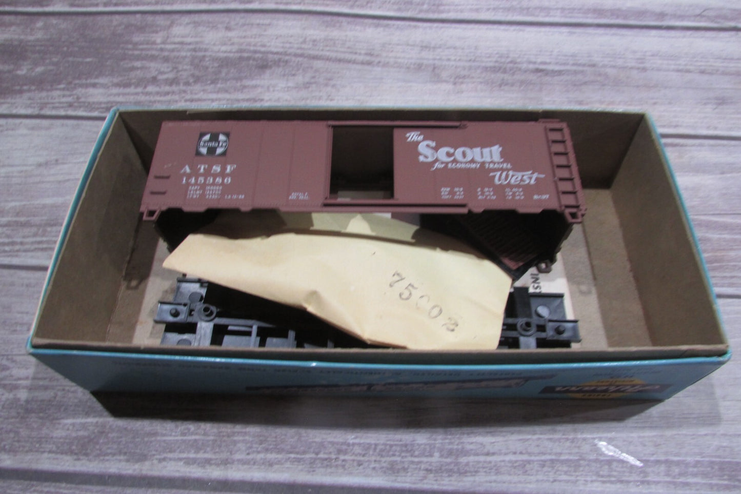 HO Scale Athearn 5015 ATSF Scout 40' Box Car Kit