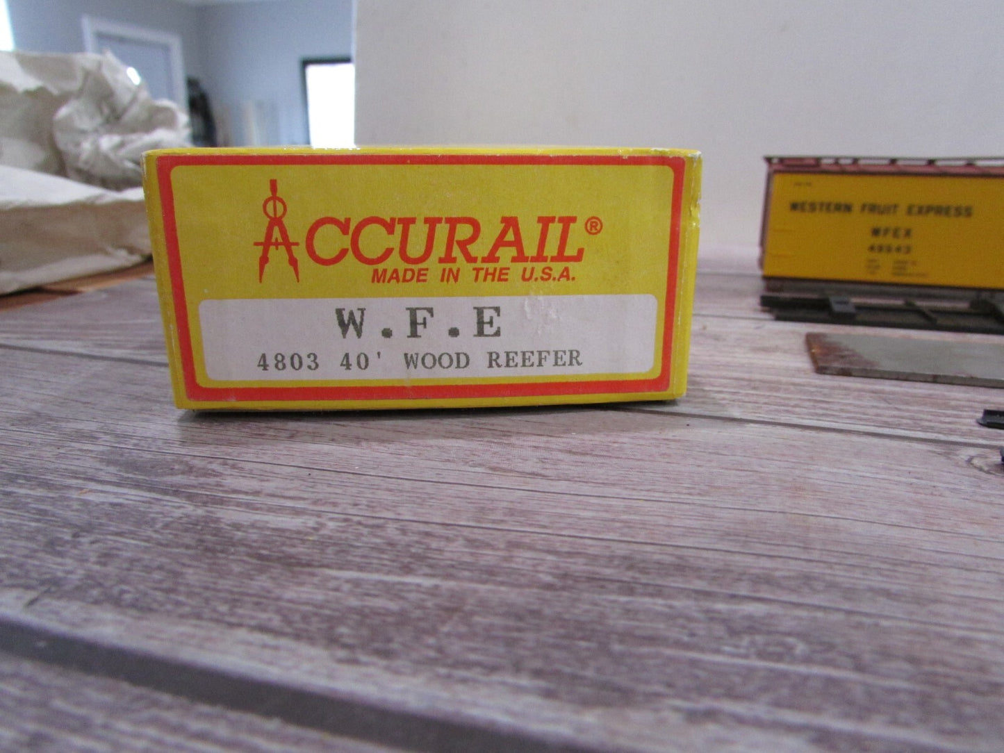 HO Scale Accurail 4803 40' Wood Reefer Kit Western Pacific Fruit #49543