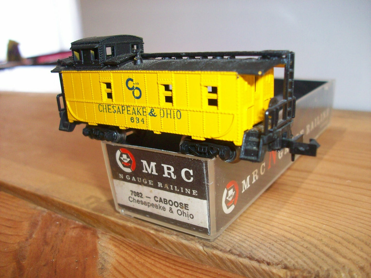 N Scale MRC 7082Caboose "Chesaspeake & Ohio" #634