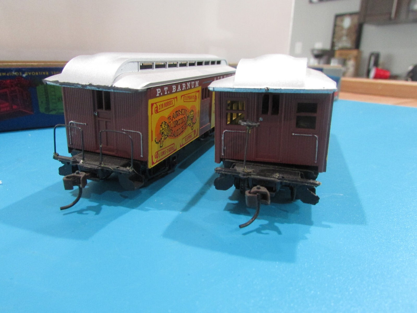 HO Scale Roundhouse (2) Barnum & Bailey Passenger Cars Lot#1776