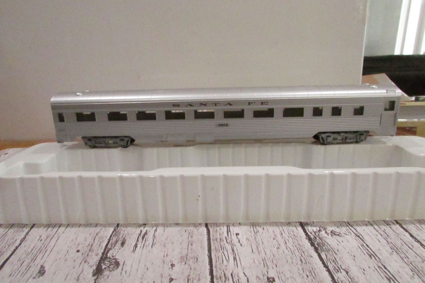 HO Scale Con-Cor Santa Fe 85ft Coach Passenger Car RTR Lot#3330