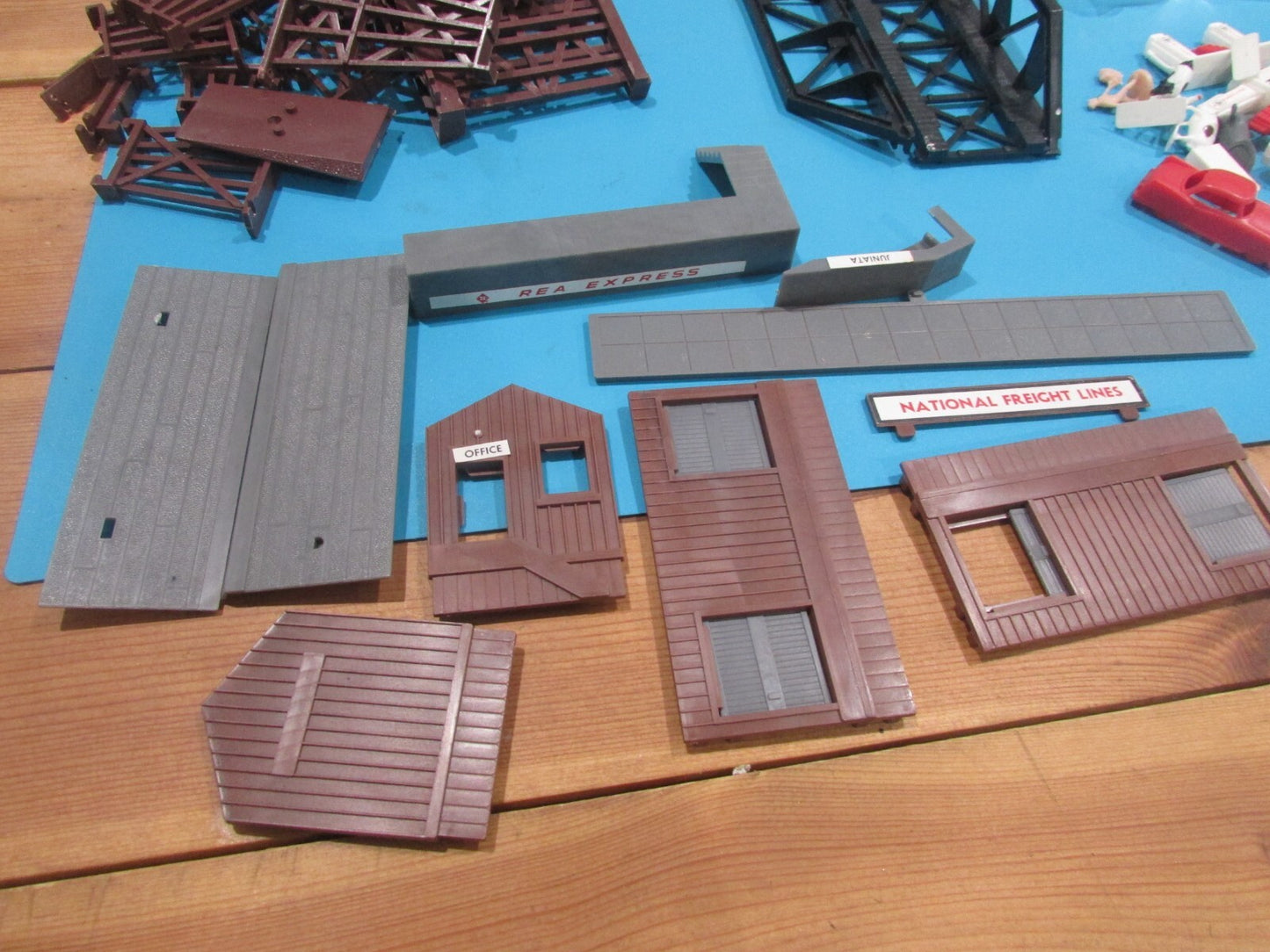 HO Scale assorted of building,bridge,pole,ect,please see pictures Lot#1970