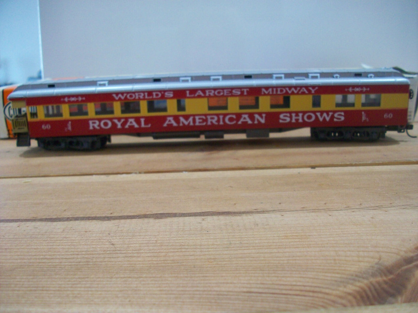 HO Scale Con-Cor 01-00908 72'ft Observation Royar American Show Car Lot#0485