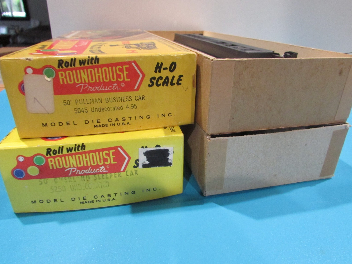 HO Scale Roundhouse (2) Passsenger Cars Undecored Lot#1774