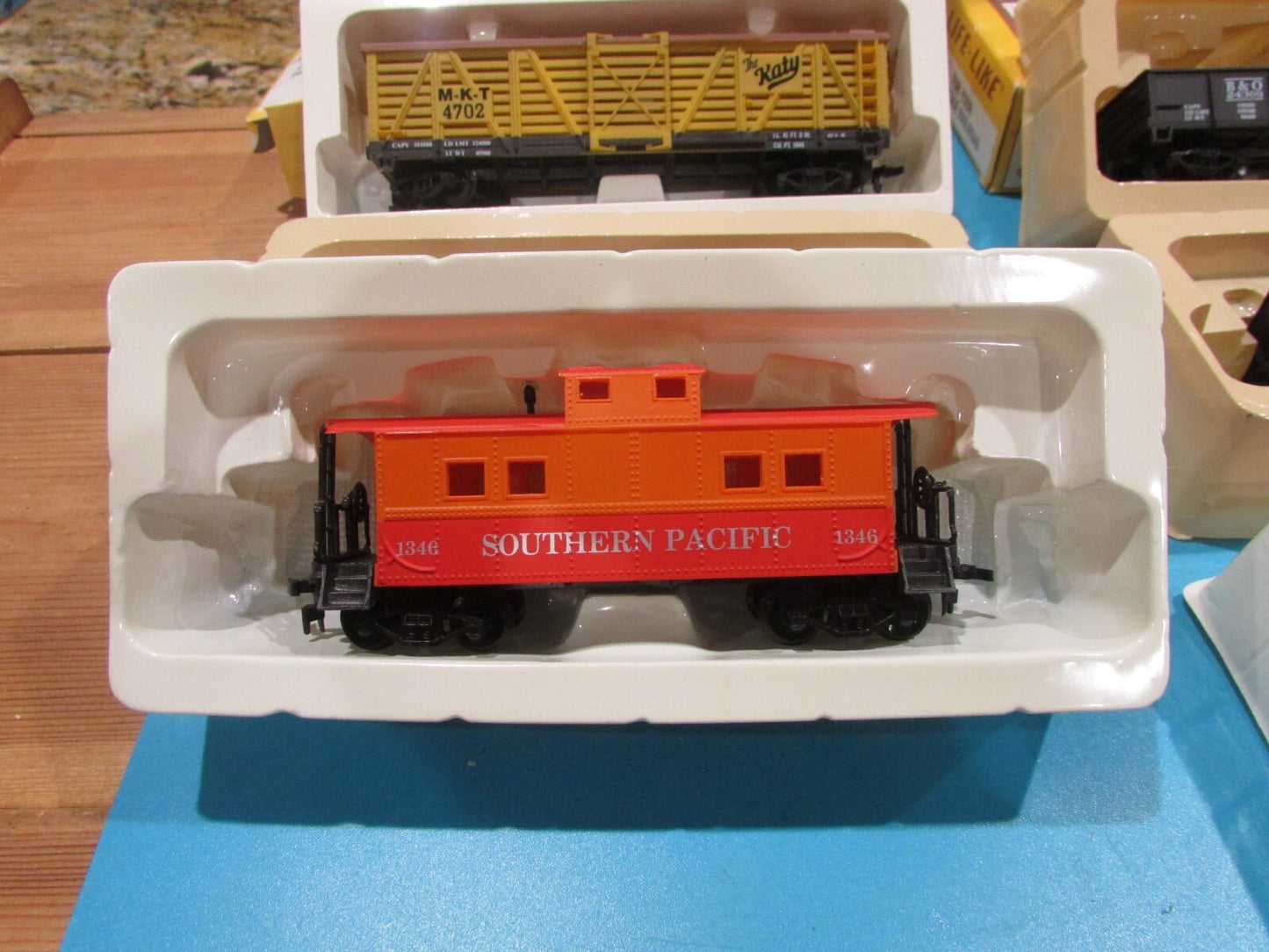 HO Scale Life-Like (6) Assorted Freight Cars in Box Lot#1414