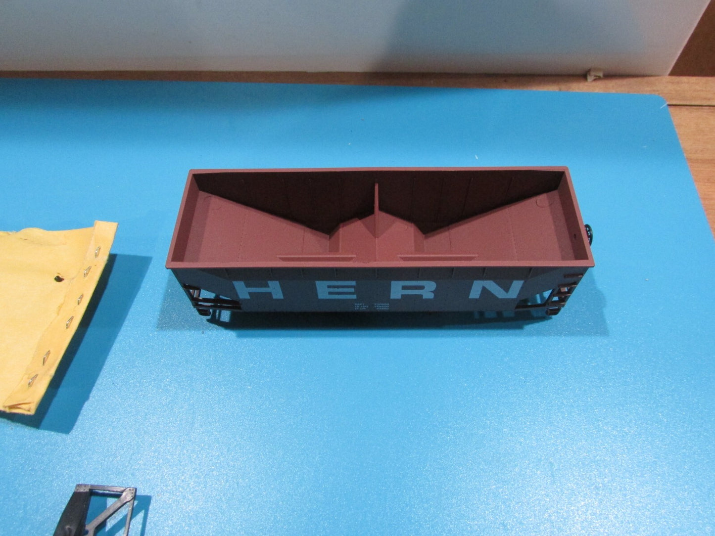HO Scale Athearn(2) 34ft O/S Hopper Cars Kits HERN Lot#0962