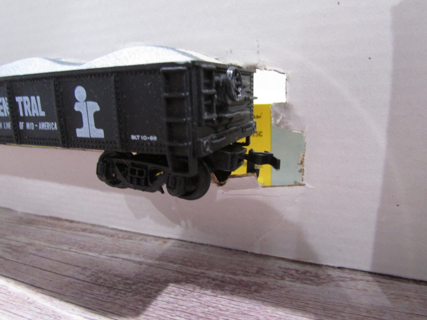 HO Scale AHM 5431H Illinois Central Gondola Car w/ Load RTR