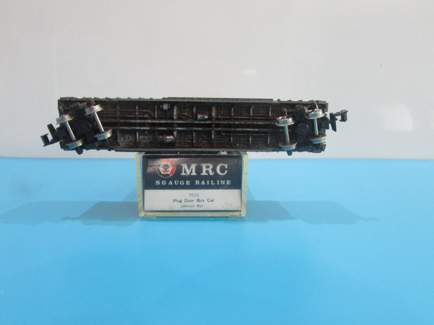 N Scale MRC 7025 Plug Door Box Car Johnson Wax