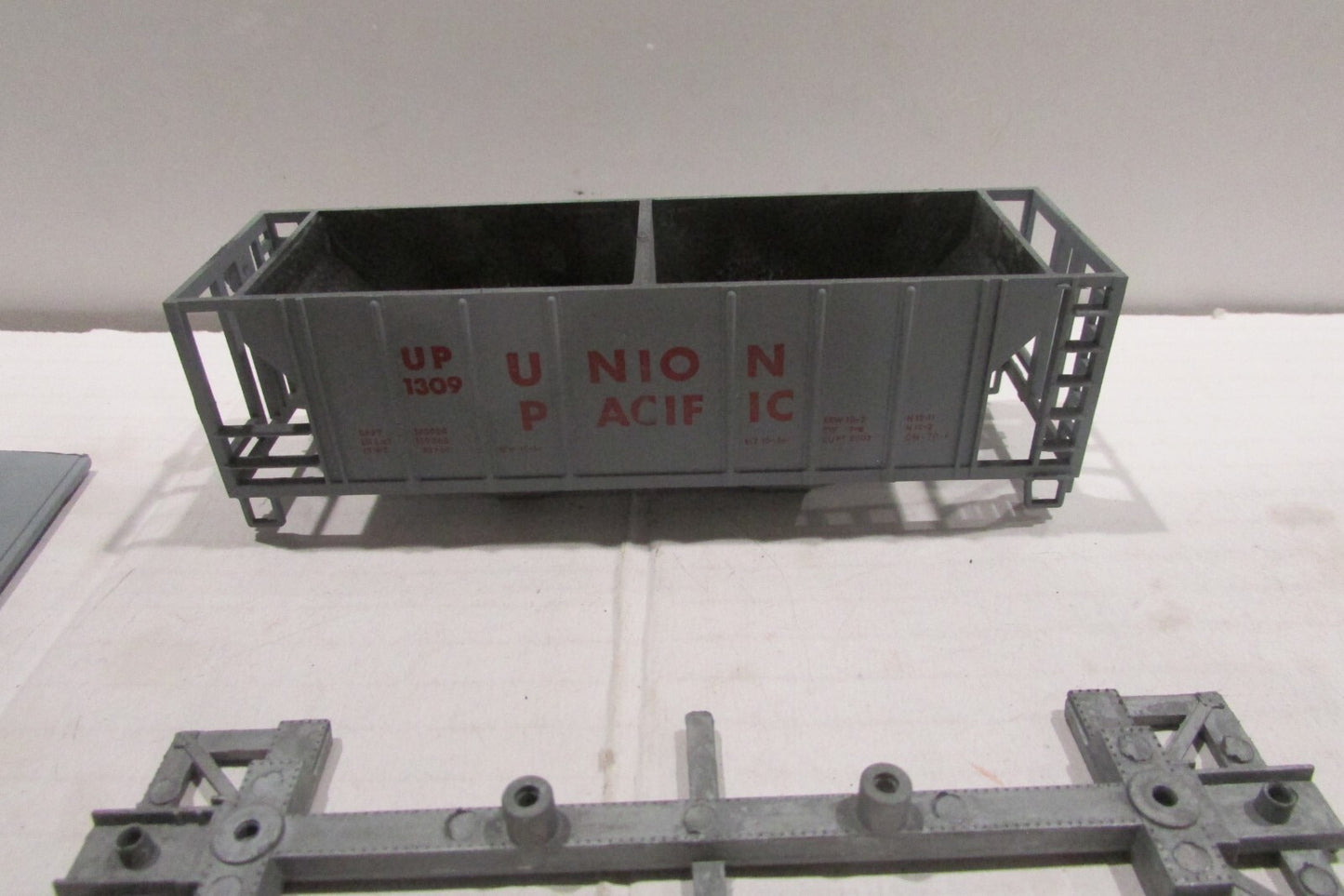 HO Scale RoundHouse 1432 Covered Hopper Kit Union Pacific RH4303