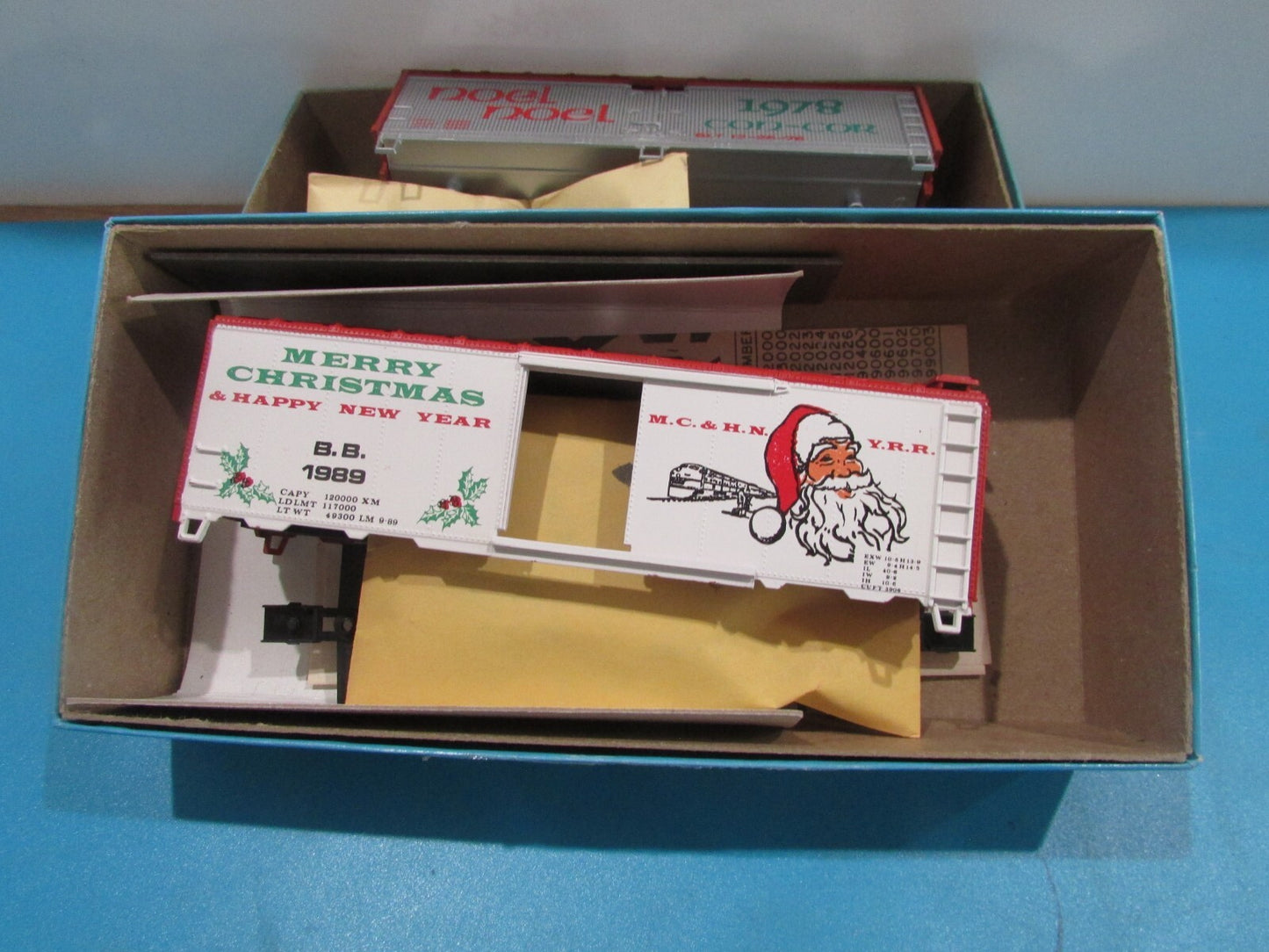 HO Scale Athearn (3) Assorted Chistmas Freight Cars Lot#1874