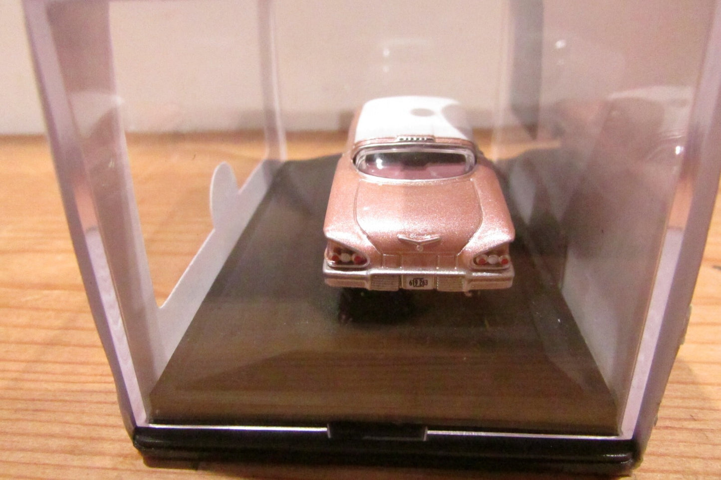 Ho Scale 1:87 Oxford Chevrolet Impala Sport Coupe Cay Coral and White
