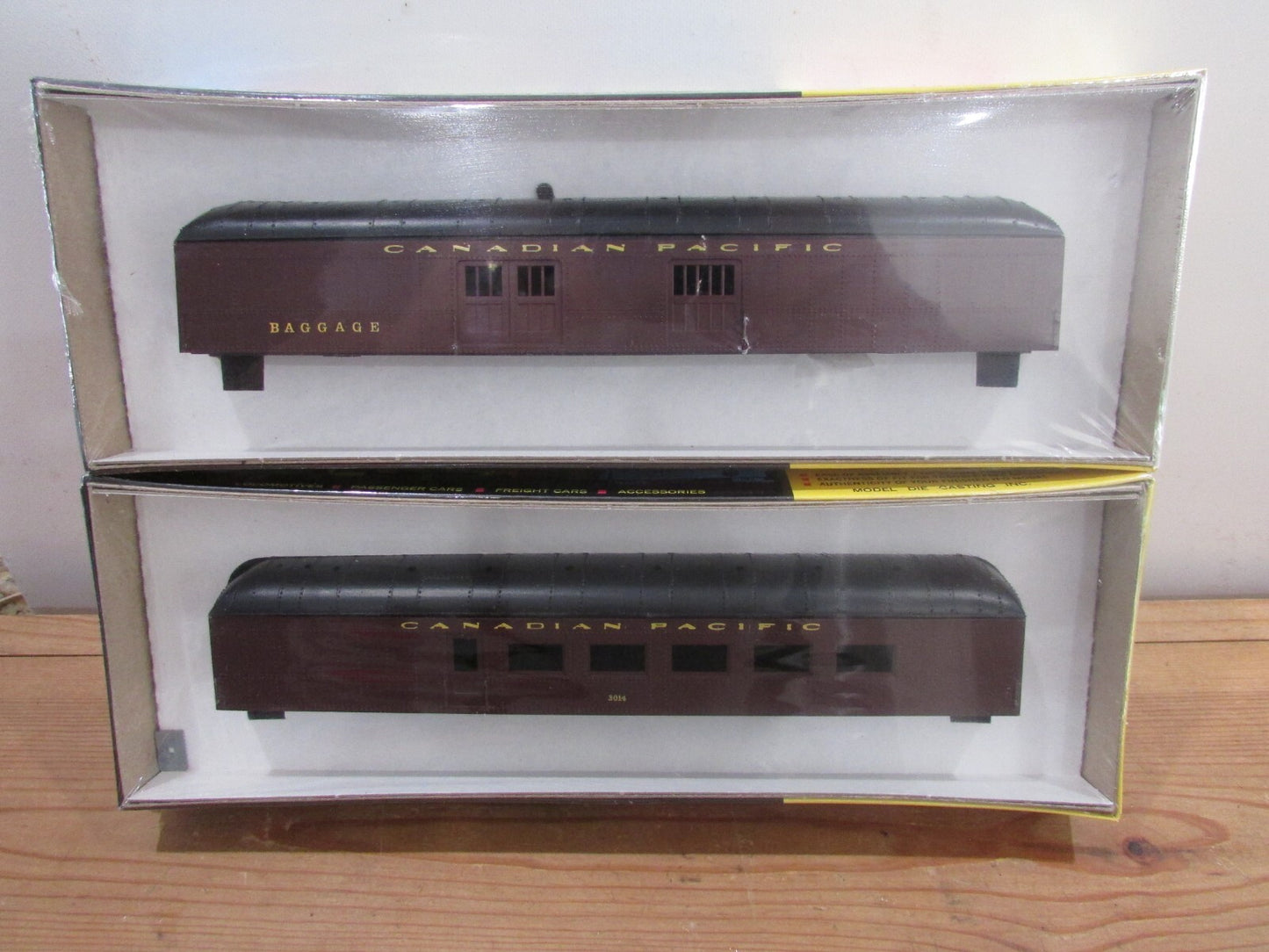 HO Scale RoundHouse (2) Harrison Style Passenger Cars Canadian Pacific LOT#3584