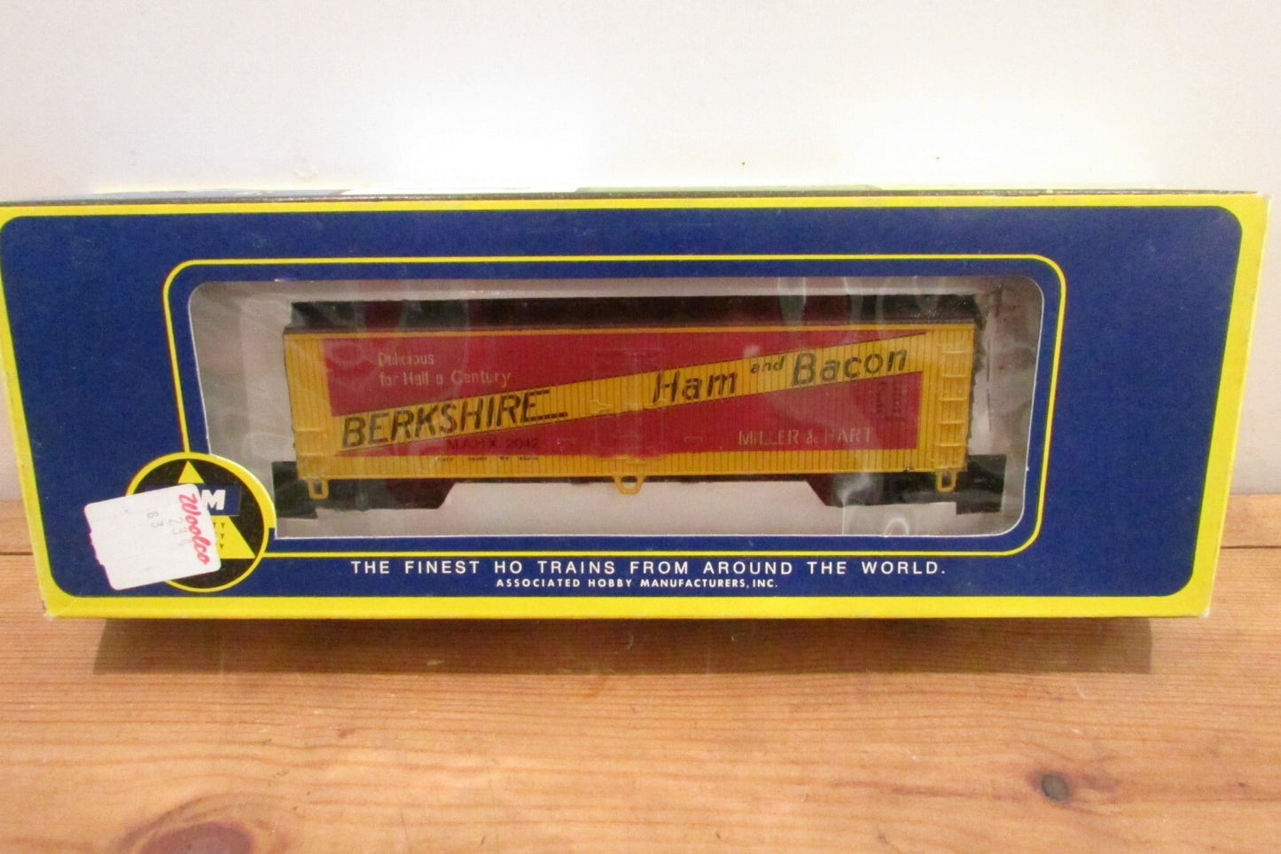 HO Scale AHM 5296I Private Owner Reefer Berkshire Ham & Bacon