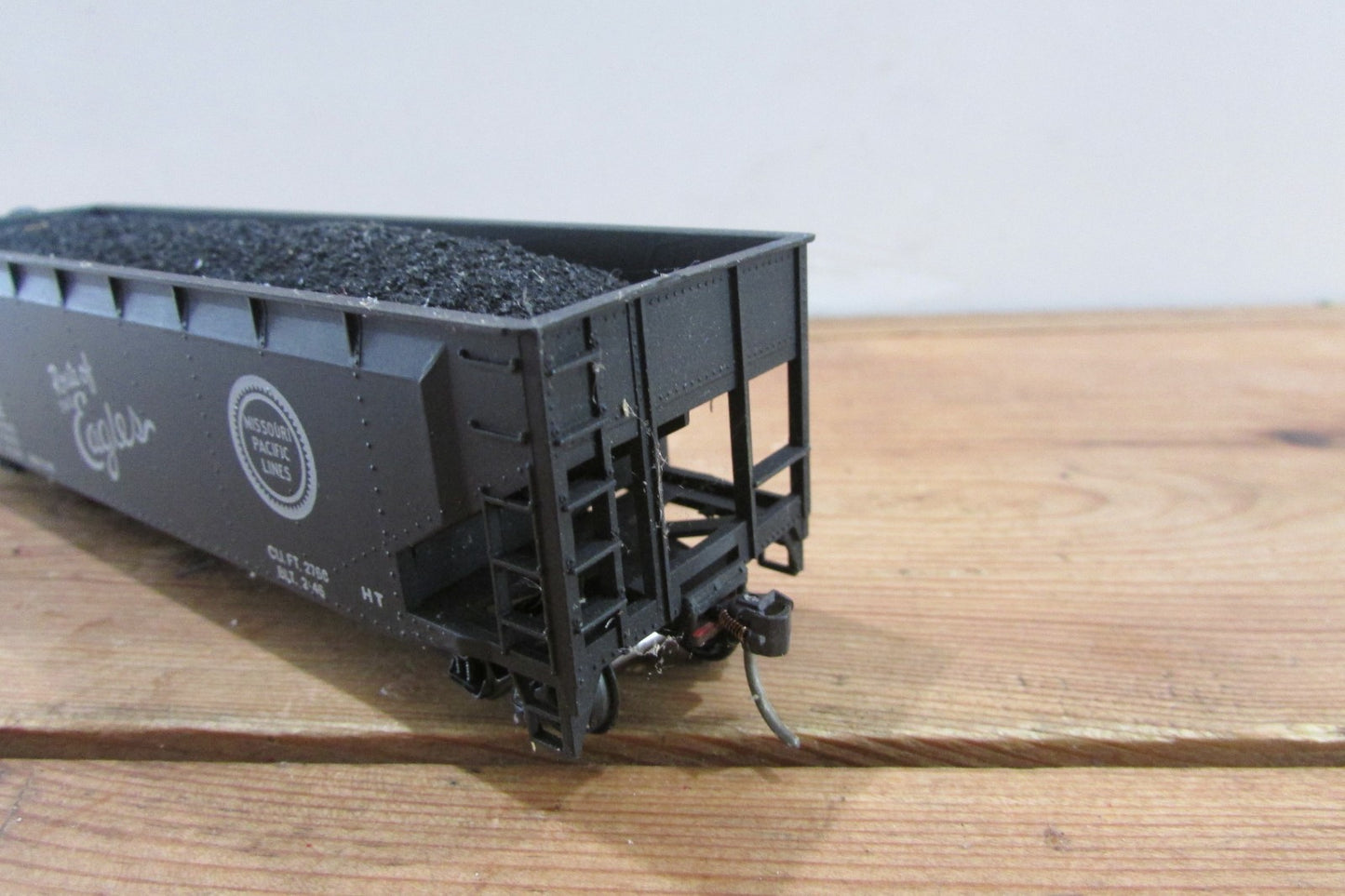 HO Scale Roundhouse 3Bay Offset Hopper w/ Load MO Pacific RH4943