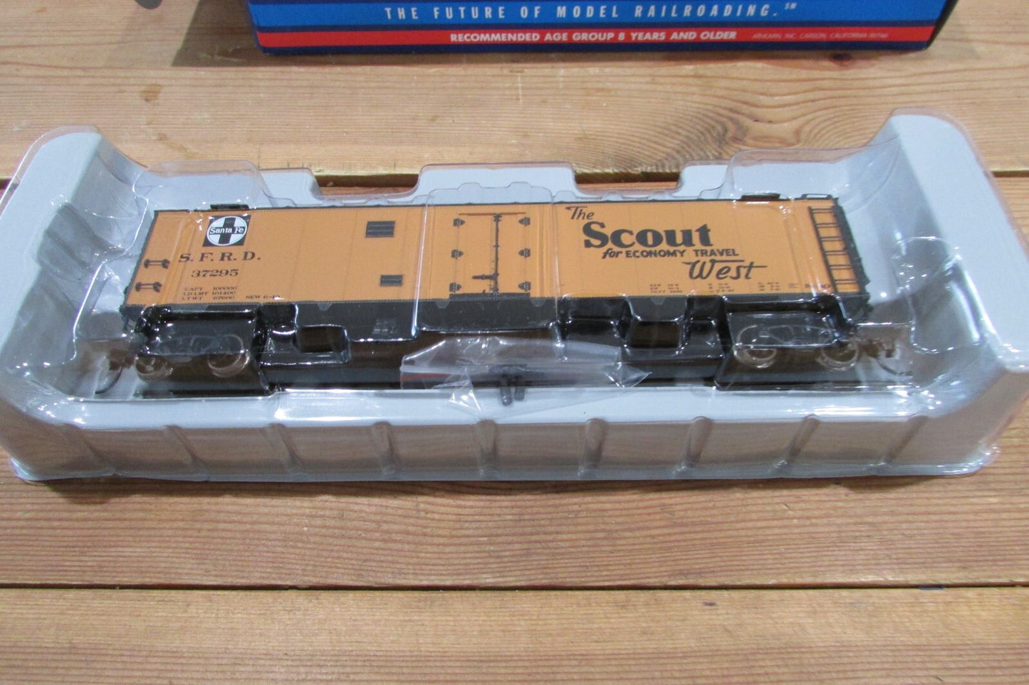 HO Scale Athearn 94502 A.T.S.F. Scout 50' Ice Bunker Reefer(Early Map) ATH4625