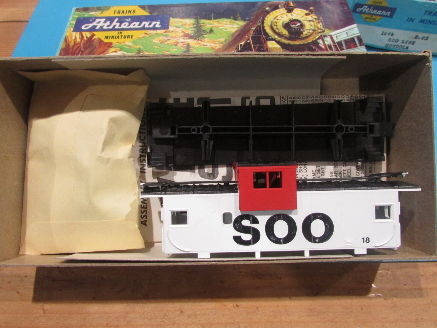 HO Scale Athearn Assorted (2)Gondola & Wide Vision Caboose Soo Line Lot#2250