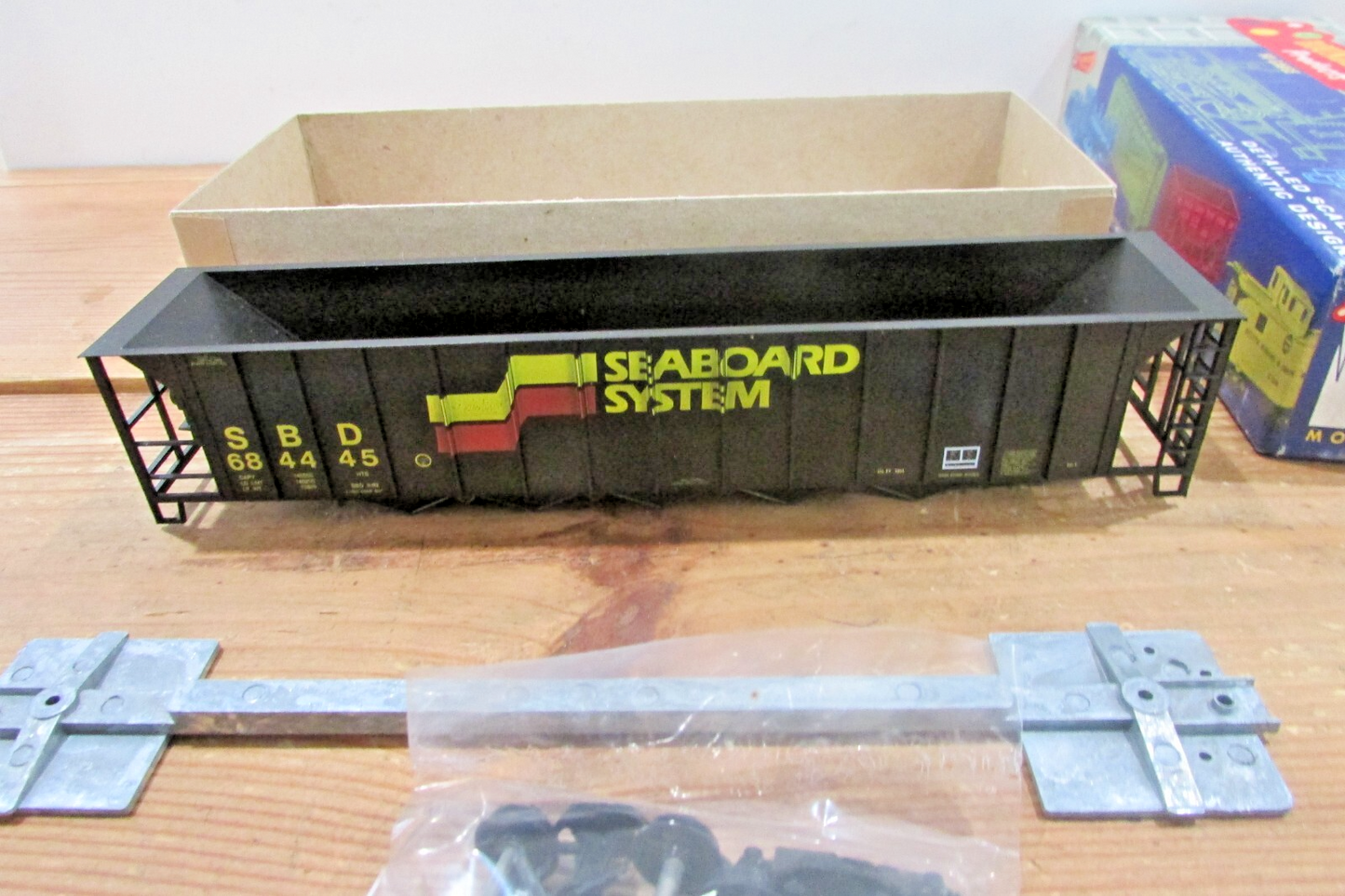 HO Scale RoundHouse 1735 50' 5Bay Hopper Seaboard System RH4749