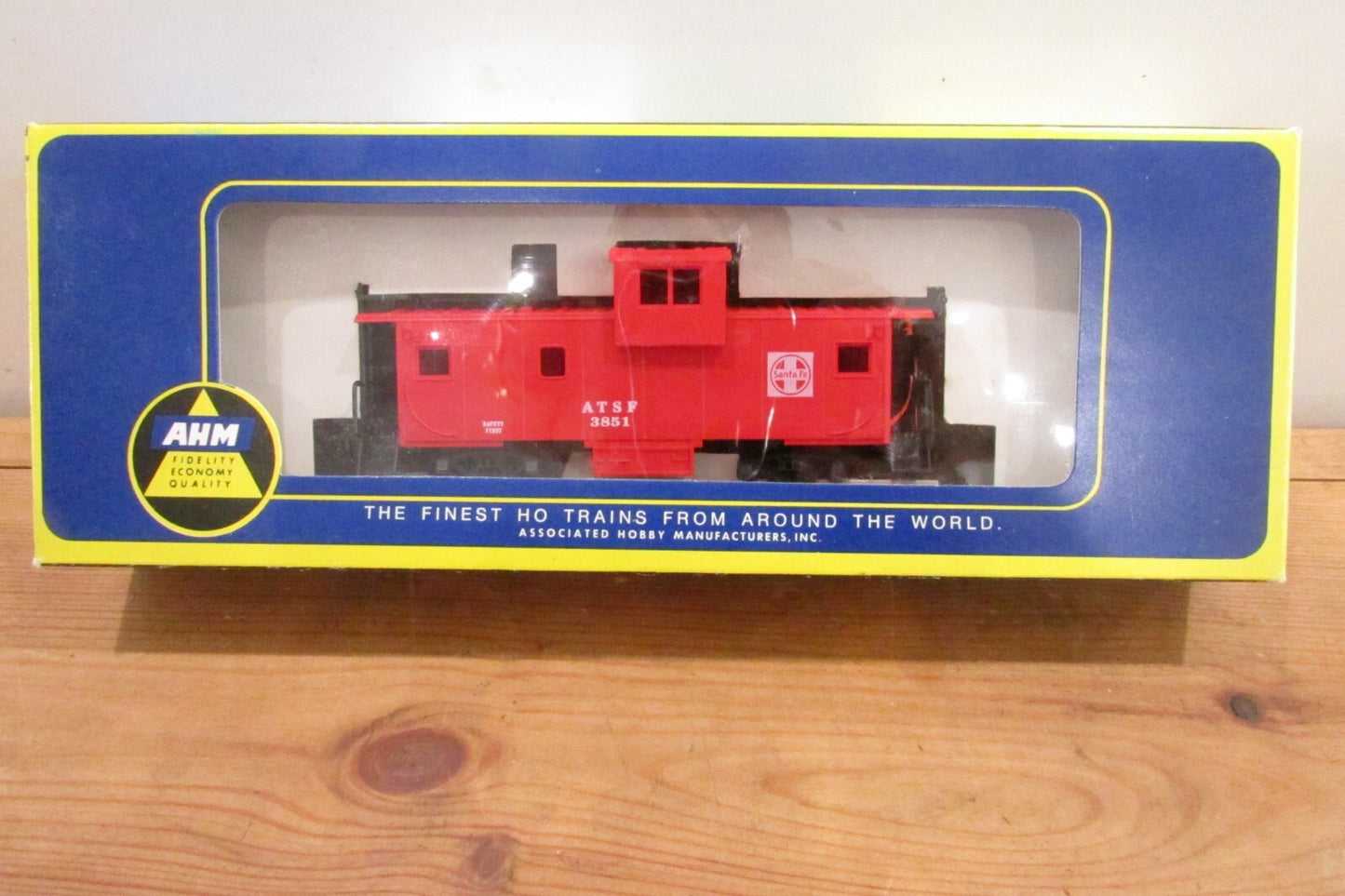 HO Scale AHM 5485EExtender Vision Caboose Santa Fe ATSF 3851