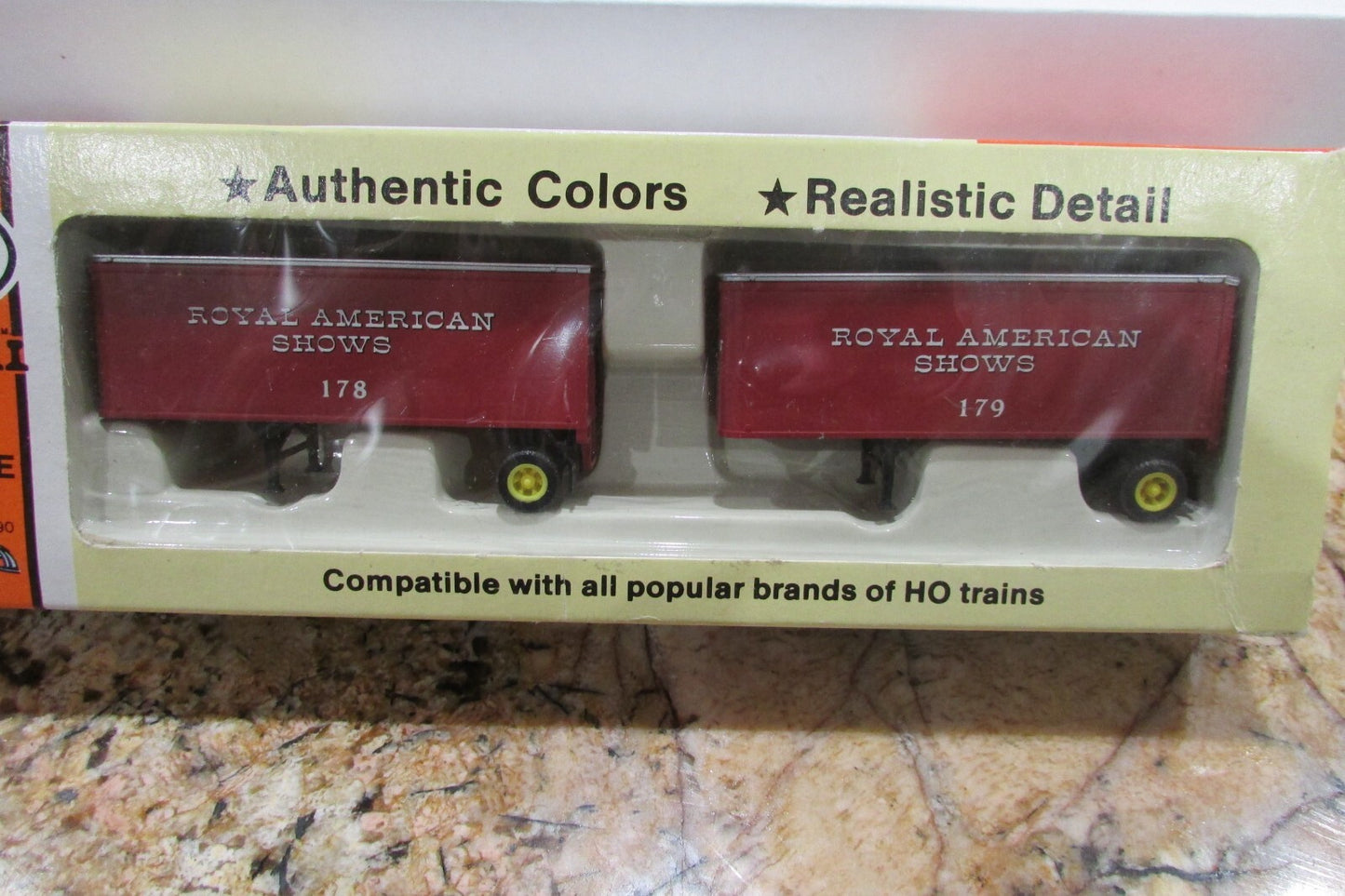 HO Scale Con-Cor 2Pack Royal American Shows 27' Ribbed Trailers Lot#4237