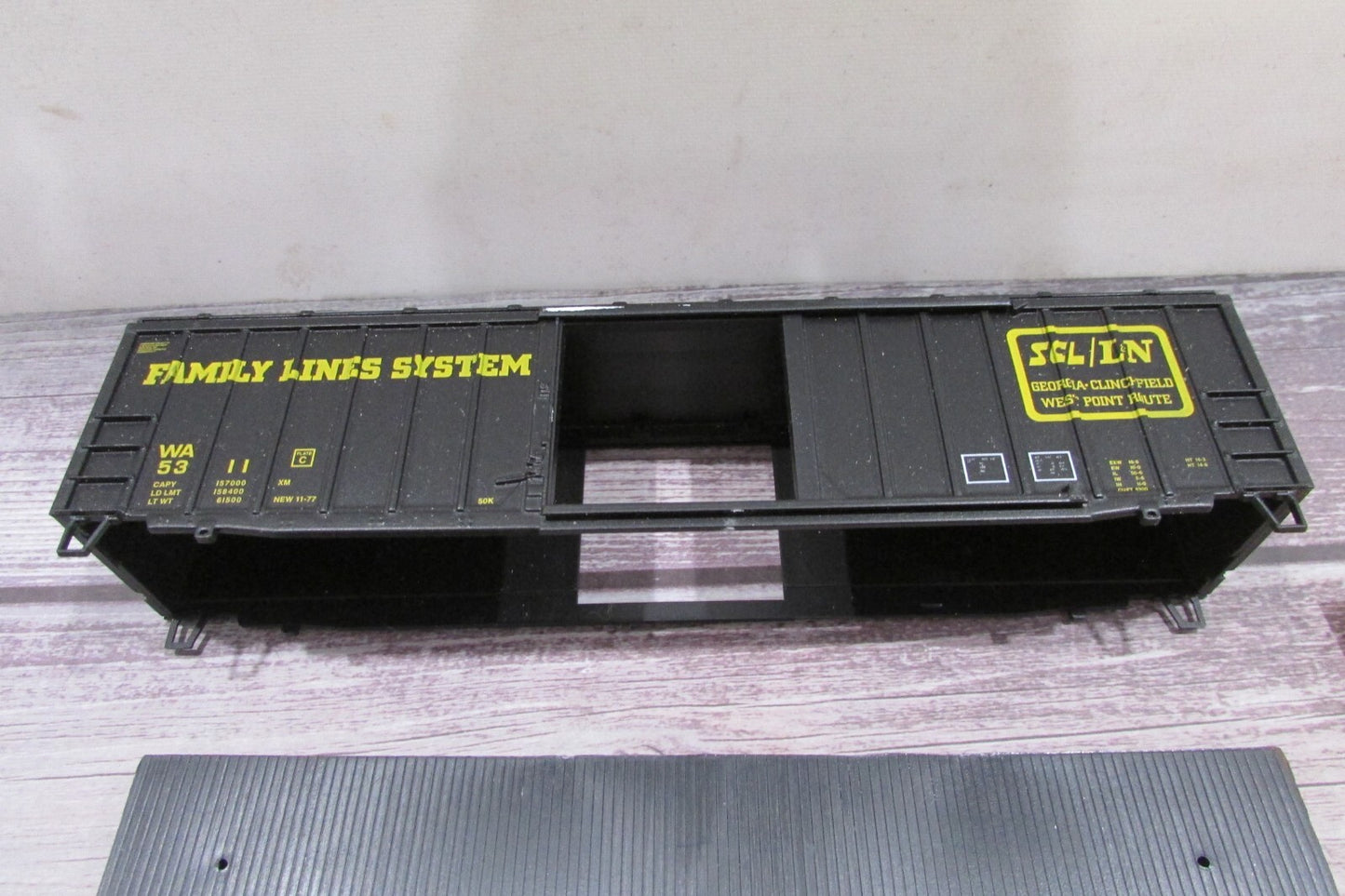 HO Scale Athearn 5530 Family Lines 50ft RailBox Car Kit