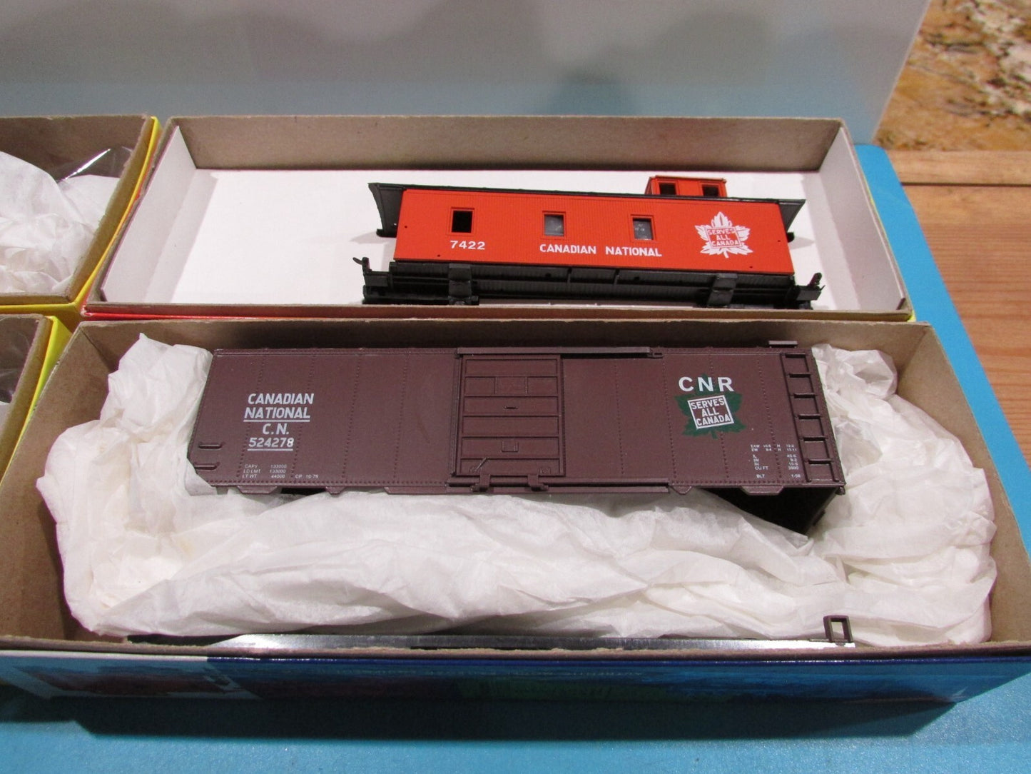HO Scale RoundHouse (4Cars) Assorted Freight Cars and Caboose CN Lot#1576