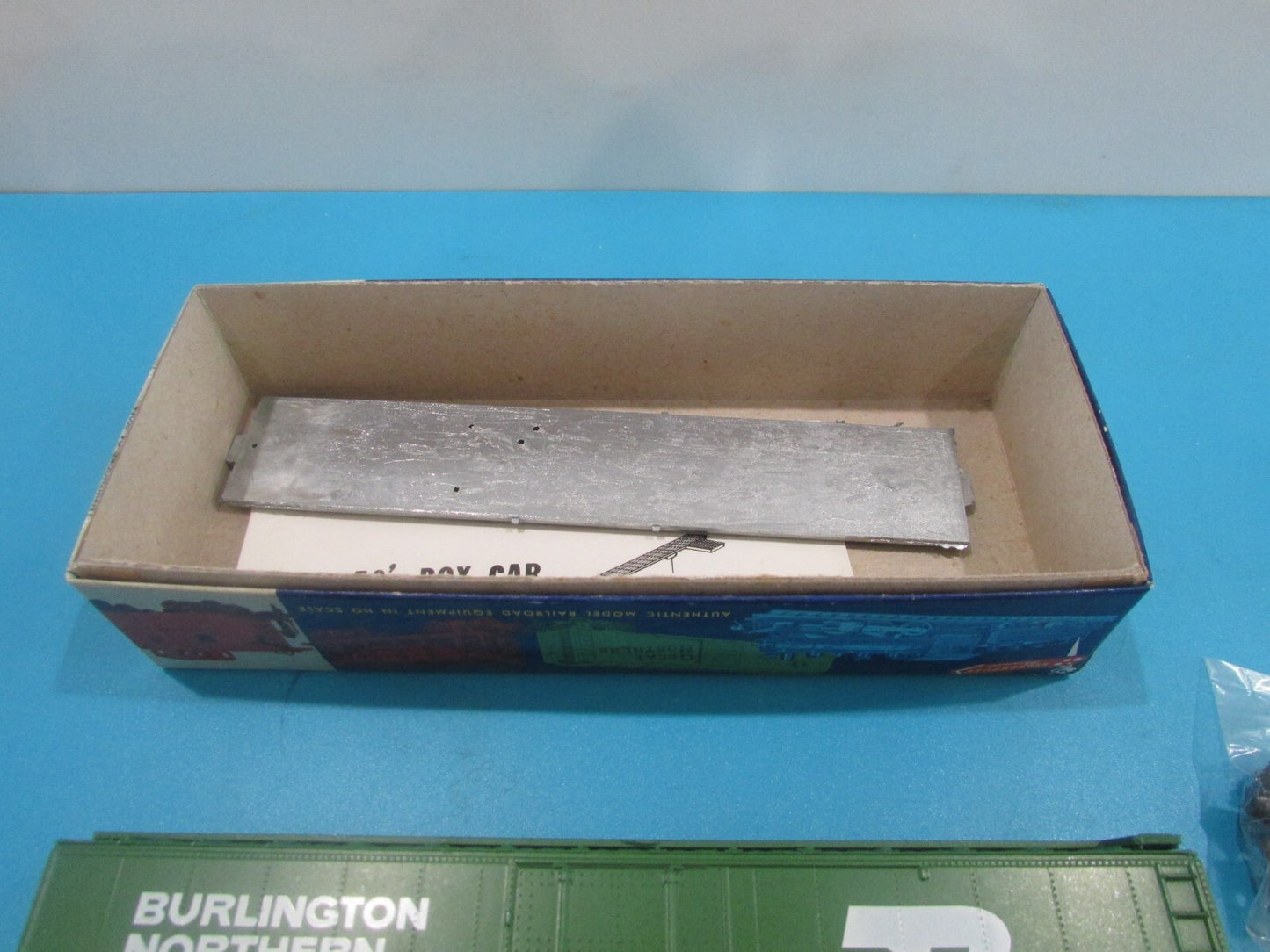 HO Scale Roundhouse 1251 50' Box Car Kit Burlington Northern RH4335